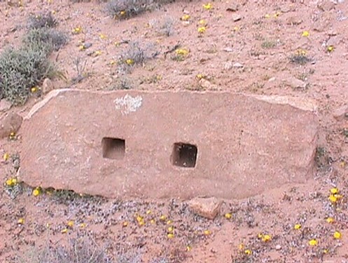 Pierre taillée (1,20m/0,50m) trouvée dans les ruines d’une ancienne construction romaine (Station de défense) à Tlalet (Talalati), dans la région de Tataouine (Sud-Est tunisien)