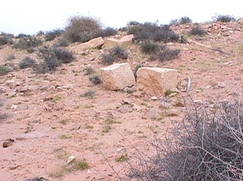 Pierre taillée (1,20m/0,50m) trouvée dans les ruines d’une ancienne construction romaine (Station de défense) à Tlalet (Talalati), dans la région de Tataouine (Sud-Est tunisien)